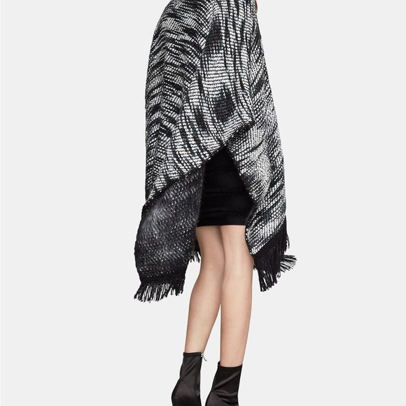 NWT $118 BCBG MAXAZRIA Two Tone Fringe Trim Ruana Sweater Poncho - Picture 2 of 4